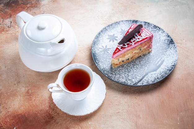 Kostenloses Foto seite nahaufnahme ansicht eines kuchens eine kuchen teekanne weiße tasse tee