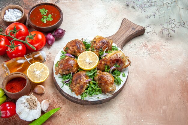 Seite Nahaufnahme Ansicht Gewürze Gewürze Flasche Öl Tomatensauce Board mit Hühnchen Zitronenkräutern