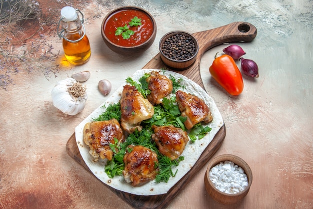 Seite Nahaufnahme Ansicht Huhn Huhn mit Kräutern auf Lavash Sauce Gewürze Zwiebelöl Knoblauch