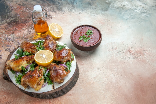 Seite Nahaufnahme Ansicht Huhn Huhn mit Kräutern und Zwiebeln auf der Lavash-Sauce eine Flasche Öl