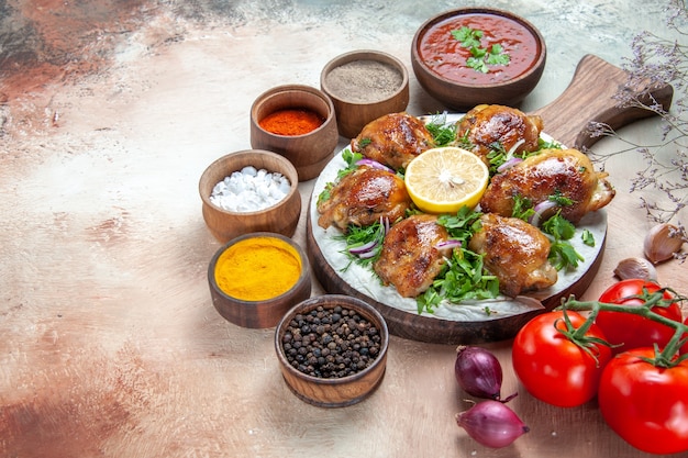 Seite Nahaufnahme Ansicht Huhn Tomatensauce Gewürze Huhn mit Kräutern Zitrone