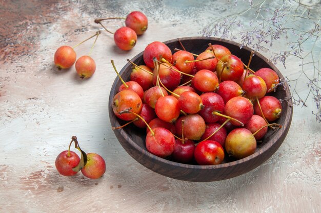 Seite Nahaufnahme Ansicht Kirschen braune Schüssel der appetitlichen Kirschen Zweige