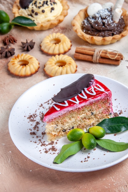 Seite Nahaufnahme Ansicht Süßigkeiten Cupcakes Kekse Stern Anis Zimt ein Kuchen mit Schokolade