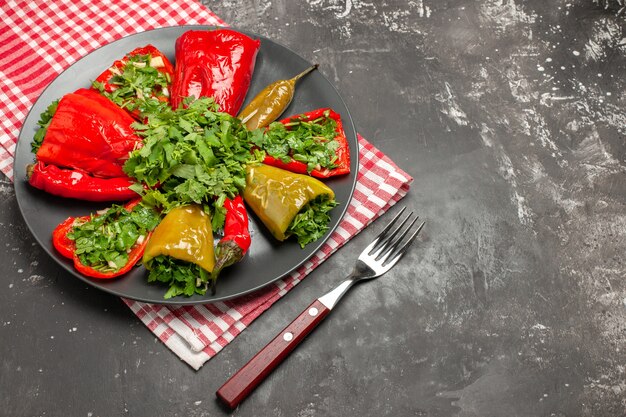 Seite Nahaufnahme Platte der Paprika Platte der Paprika auf der karierten Tischdeckengabel