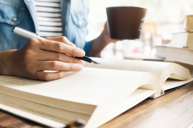 Seiten-Editor Hand geöffnet Mädchen Tisch