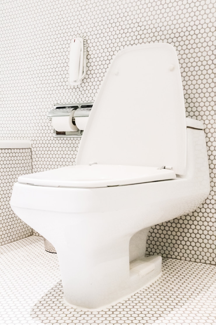 Kostenlose Foto seiten- und geschlossene toilette
