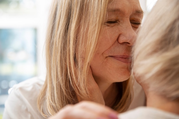 Kostenloses Foto seitenansicht älteres paar intimität