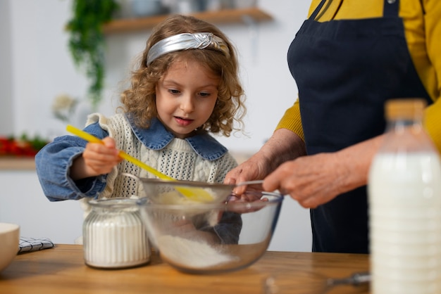 Seitenansicht alte Frau und Mädchen in der Küche