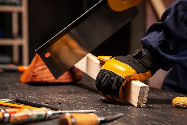 Kostenloses Foto seitenansicht arbeiter mit handschuhen