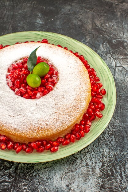 Seitenansicht aus der Ferne Kuchen mit Granatapfel ein appetitlicher Kuchen mit Limetten und Granatapfel