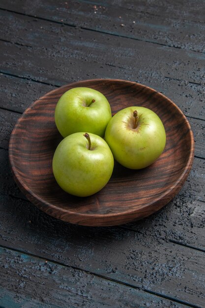 Seitenansicht aus der Ferne Schüssel mit Äpfeln Holzschüssel mit appetitlichen Äpfeln auf dunklem Tisch