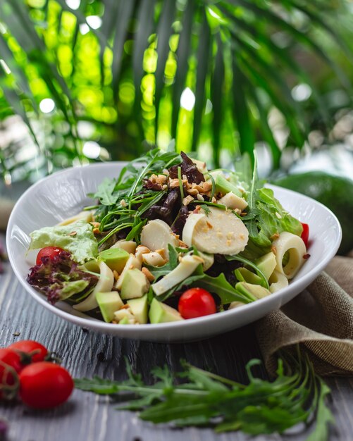 Seitenansicht Avocadosalat mit Salatgrün Tomatenkäse und Erdnuss