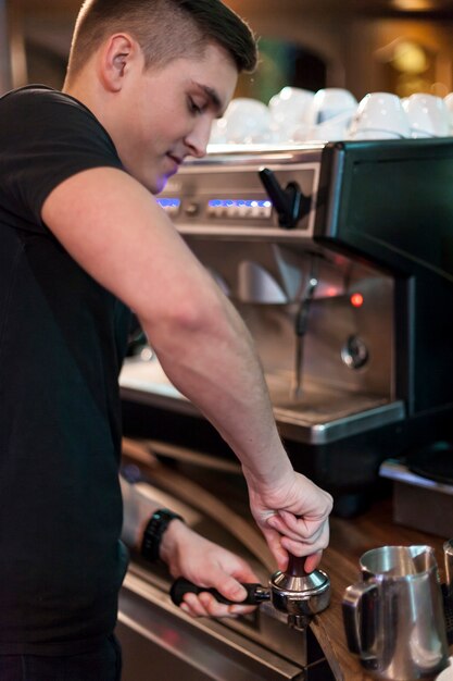 Seitenansicht Barista, der Kaffee drückt