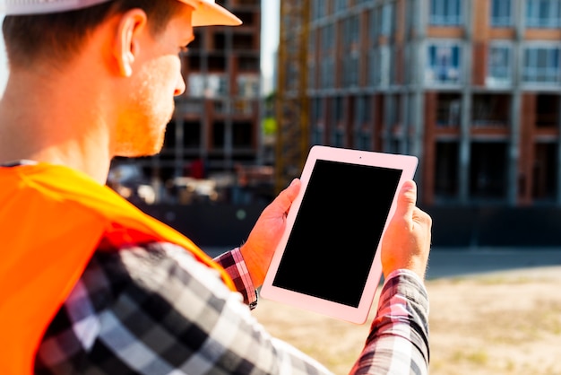 Seitenansicht-Bauingenieur der Nahaufnahme, der Tablette verwendet