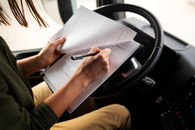 Seitenansicht Berufskraftfahrerin im LKW