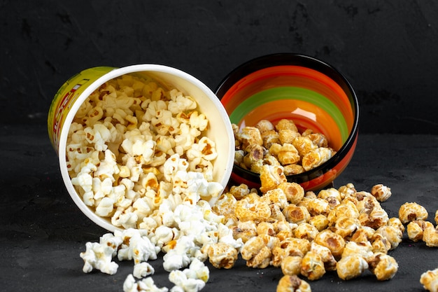 Seitenansicht bestreutes Eimer-Popcorn mit süßem Popcorn