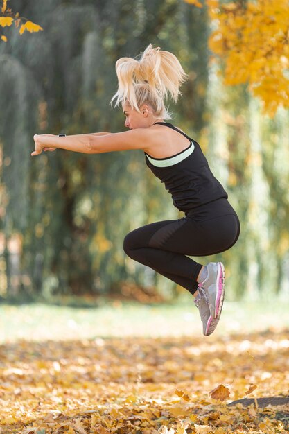 Seitenansicht blonde Frau springen