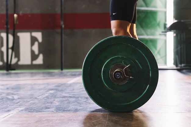 Kostenloses Foto seitenansicht bodybuilding-konzept blick auf gewicht platten