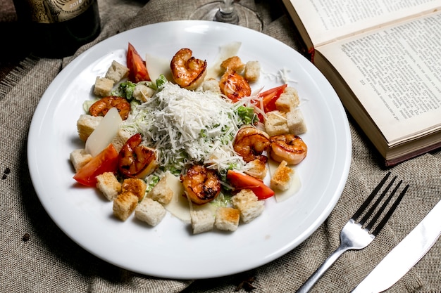 Kostenloses Foto seitenansicht caesar salat mit garnelen