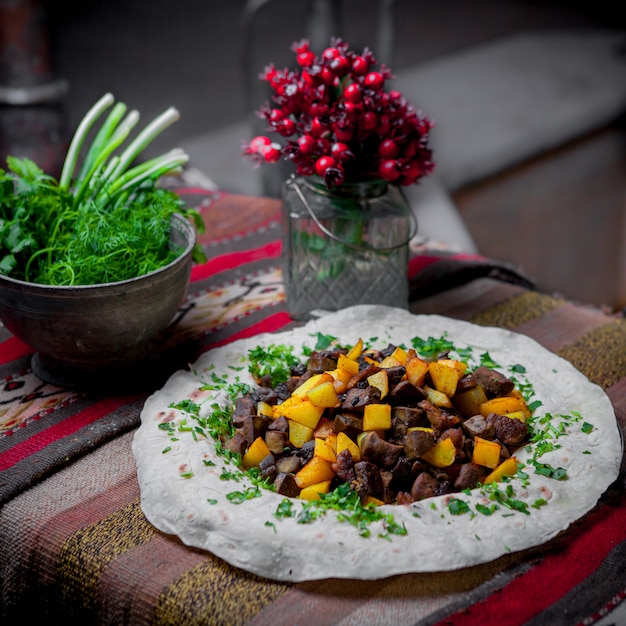 Seitenansicht Cizbiz mit frischem Grün in Lavash