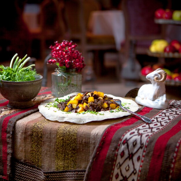 Seitenansicht Cizbiz mit frischem Grün und Widderfiguren in Lavash