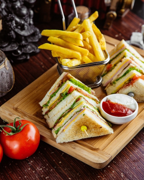 Seitenansicht Club Sandwich mit Pommes Frites und Ketchup mit Mayonnaise