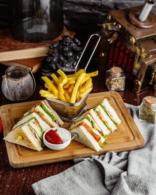 Seitenansicht Club Sandwich mit Pommes Frites und Ketchup mit Mayonnaise