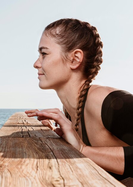 Seitenansicht der athletischen Frau, die vorbereitet, um zu trainieren