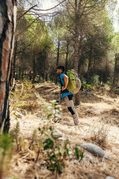 Seitenansicht der Backpacker Erforschung Wald