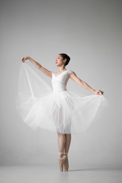 Seitenansicht der Ballerina, die im Tutu-Kleid aufwirft
