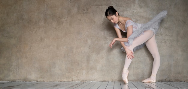 Kostenloses Foto seitenansicht der ballerina, die im tutu-kleid mit kopierraum tanzt