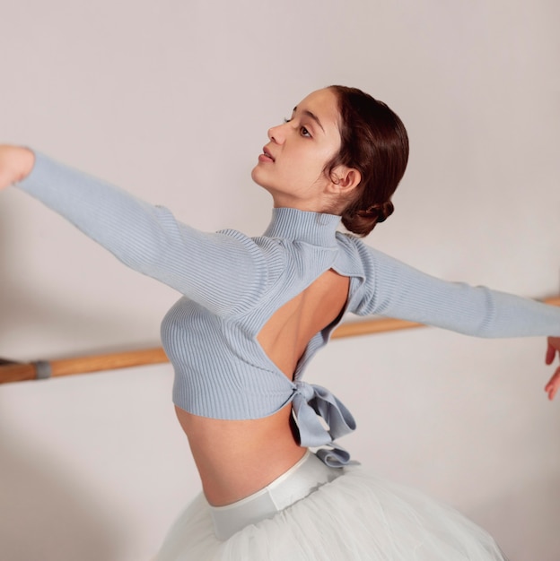 Seitenansicht der Ballerina, die im Tutu-Rock einstudiert