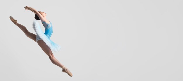 Seitenansicht der Ballerina in der Luft mit Kopierraum