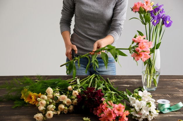 Seitenansicht der Blumen, Florist im Prozess der Herstellung des Blumenstraußes