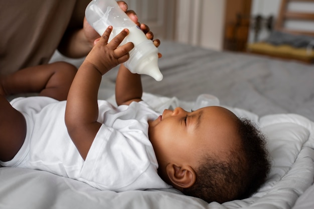 Seitenansicht der Eltern, die das Baby füttern