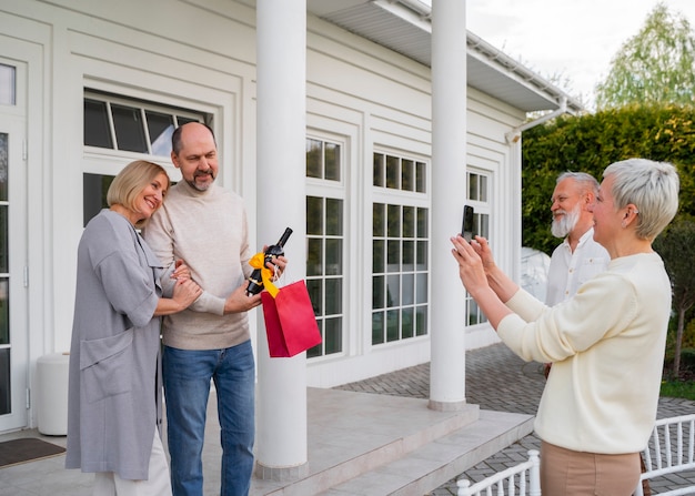 Kostenloses Foto seitenansicht der familie, die gemeinsam geburtstag feiert