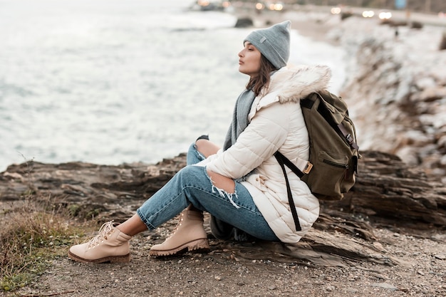 Seitenansicht der Frau am Strand allein