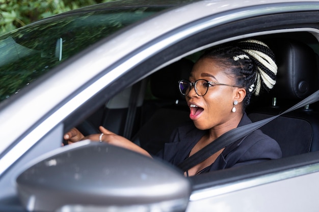 Seitenansicht der Frau aufgeregt, ihr persönliches Auto zu fahren