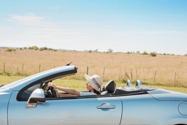 Seitenansicht der Frau Cabriolet fahrend