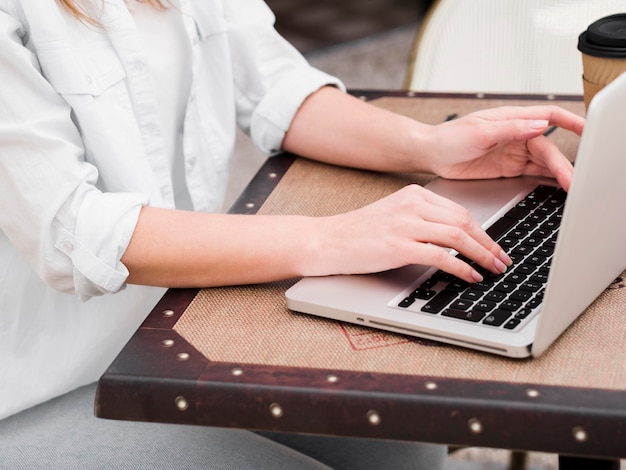 Seitenansicht der Frau, die am Laptop arbeitet