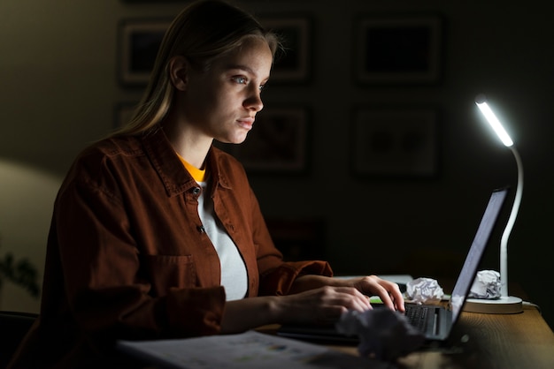 Seitenansicht der Frau, die am Schreibtisch arbeitet