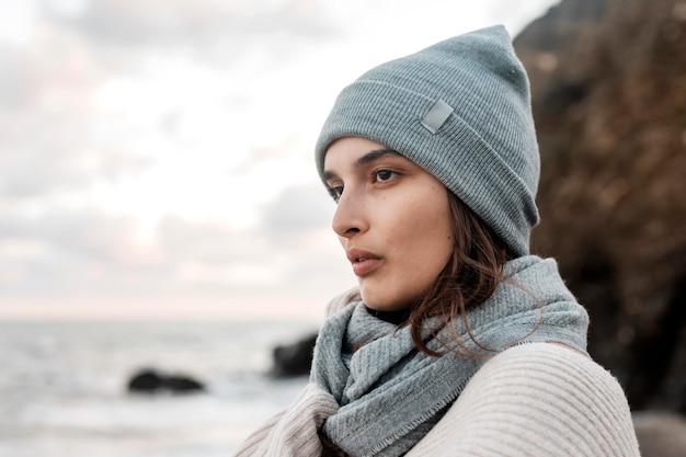 Seitenansicht der Frau, die am Strand mit Kopienraum aufwirft