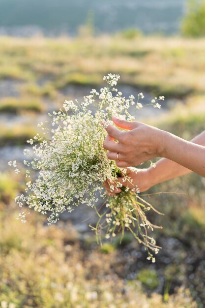 Seitenansicht der Frau, die Blumen hält