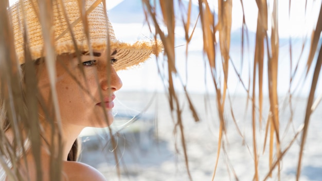 Seitenansicht der Frau, die den Strand genießt