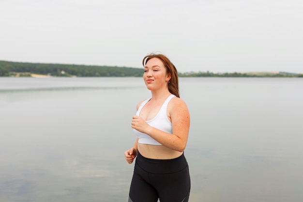 Seitenansicht der Frau, die draußen joggt