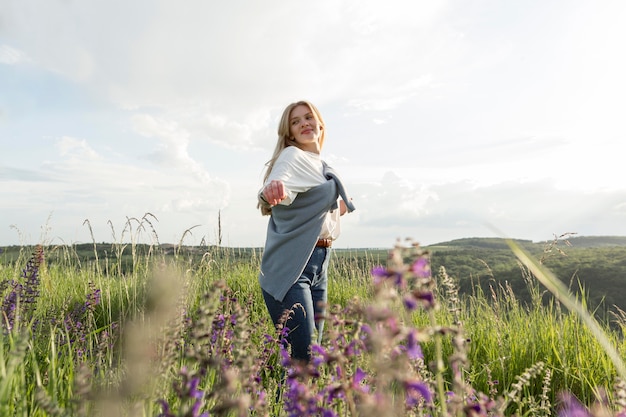 Seitenansicht der Frau, die durch Feld aufwirft