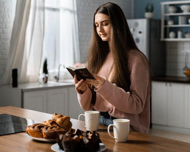 Seitenansicht der Frau, die mit Bibel betet