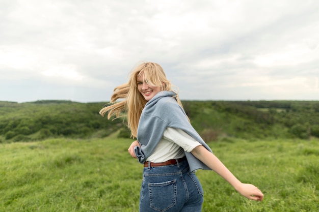 Kostenloses Foto seitenansicht der frau, die natur genießt