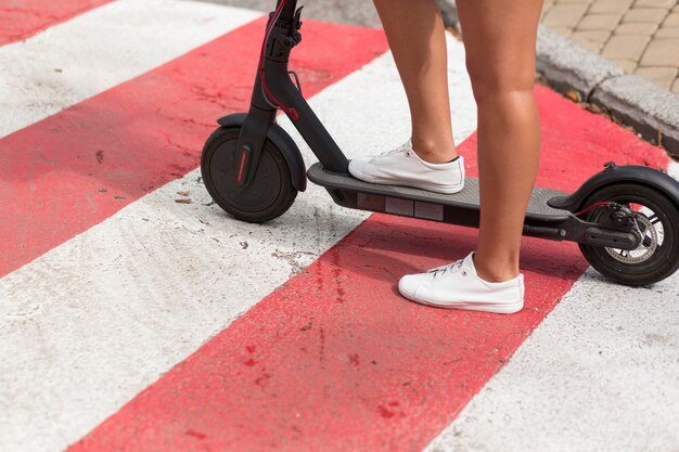 Seitenansicht der Frau, die Roller reitet