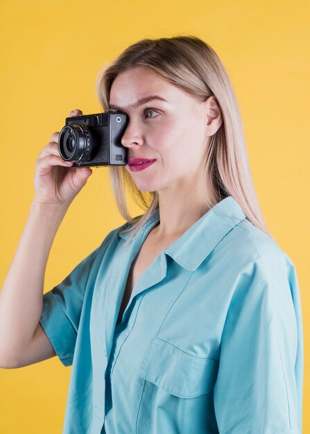 Seitenansicht der Frau Foto machend